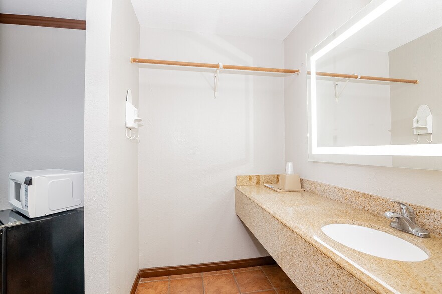 More Photos Of 3005 Houston Hwy, Victoria Hotel For Sale