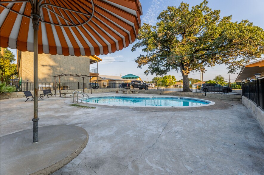 More Photos Of 1200 W Cameron Ave, Rockdale Hotel For Sale