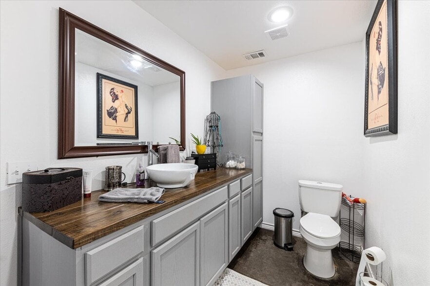 More Photos Of 1817 S Morgan St, Granbury Auto Dealership For Sale