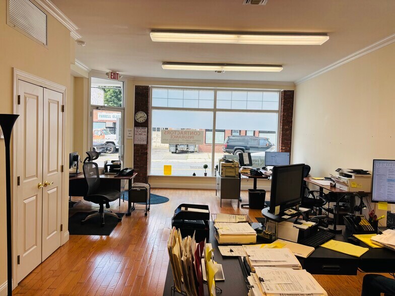 More Photos Of 129 Glenwood Rd, Glenwood Landing Freestanding For Lease