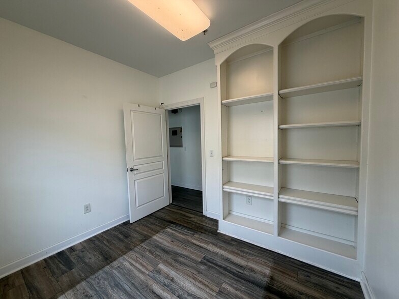 More Photos Of 5722 Hickory Plaza Dr, Nashville Office For Lease