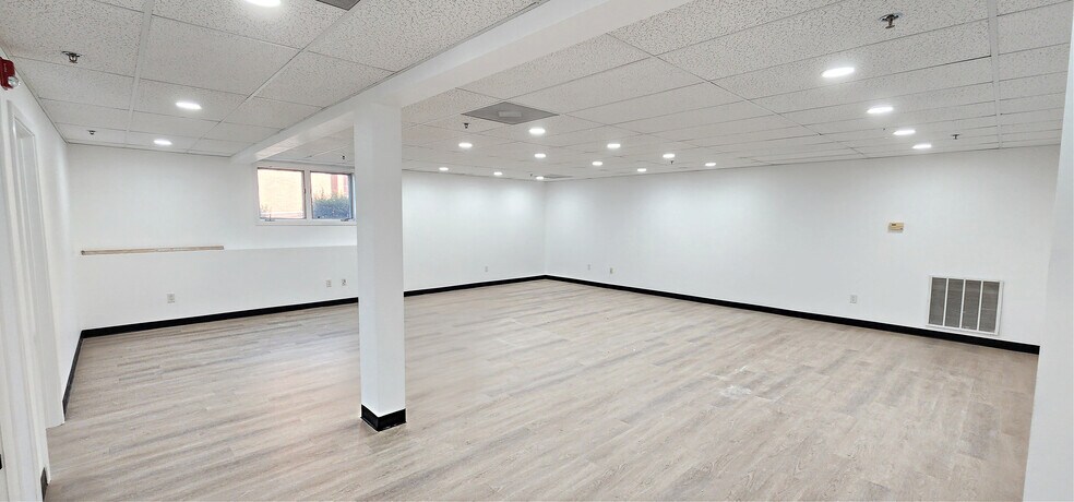 More Photos Of 42 Garden Ctr, Broomfield Office For Lease