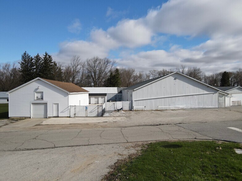 More Photos Of 1021 N Indiana Ave, Syracuse Flex For Sale