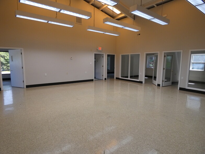 More Photos Of 1920 Flintstone Dr, Statesville Warehouse For Lease