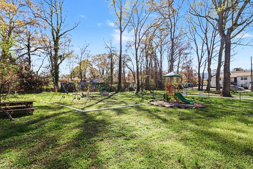 More Photos Of 983 Forest Ave, Forest Park Daycare Center For Sale