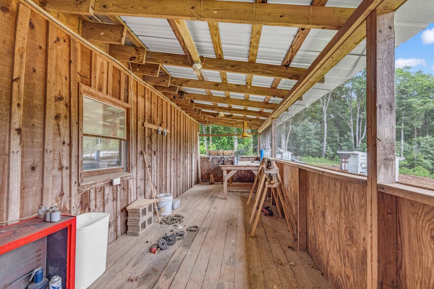 More Photos Of 252 Komplex Dr, Carnesville Warehouse For Sale