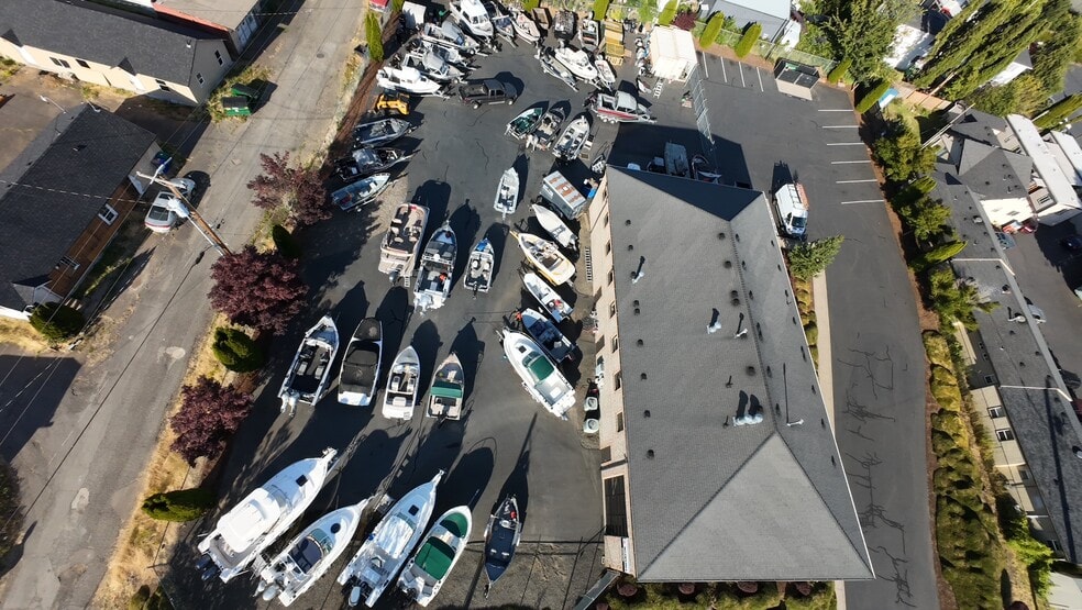 More Photos Of 13200-13210 SE Mcloughlin Blvd, Milwaukie Showroom For Lease
