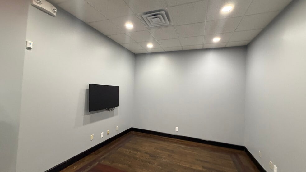 More Photos Of 130 Seaboard Ln, Franklin Flex For Sale