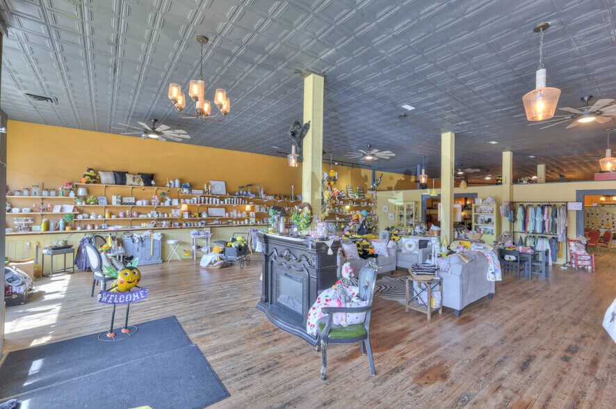 More Photos Of 108 W Walnut St, Smithville Restaurant For Sale