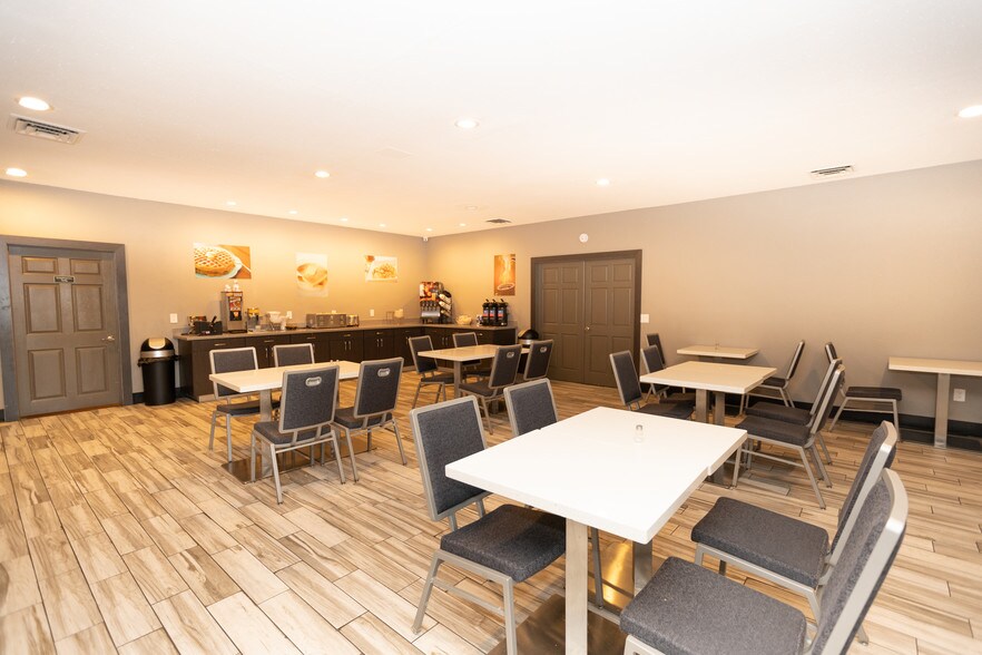 More Photos Of 915 W Cutting Blvd, Richmond Hotel For Sale