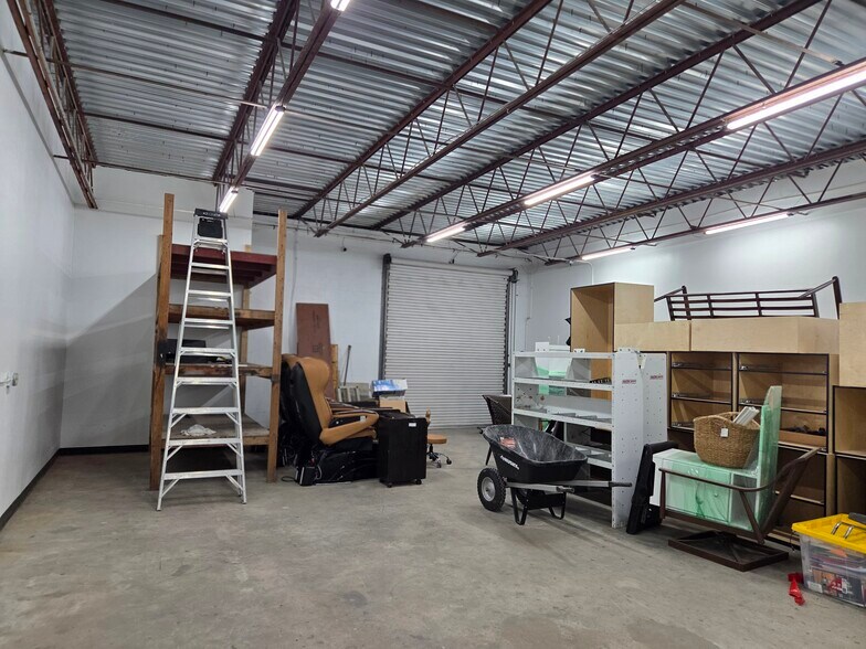 More Photos Of 16051 Oneal Dr, North Fort Myers Showroom For Lease