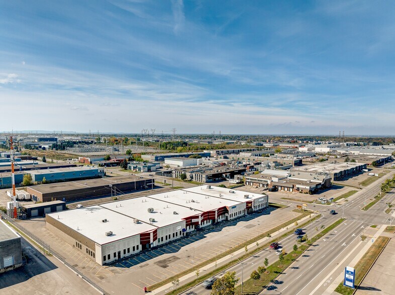 More Photos Of 3148-3178 Boul Industriel, Laval Flex For Lease