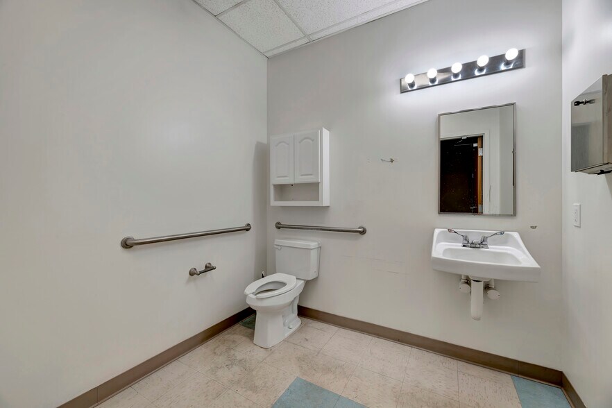 More Photos Of 161-191 Edgemoor Rd, Wilmington Light Distribution For Lease