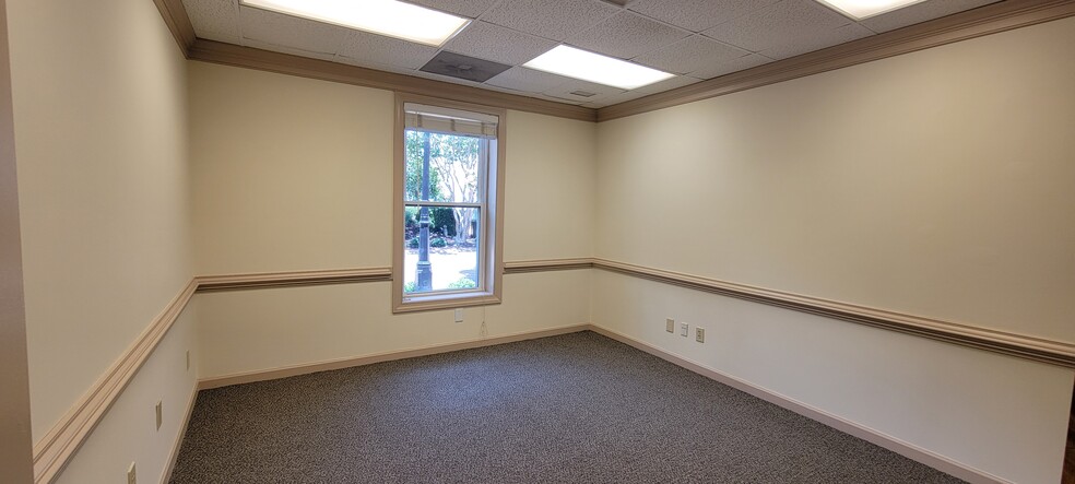 More Photos Of 7 W Queens Way, Hampton Medical For Lease