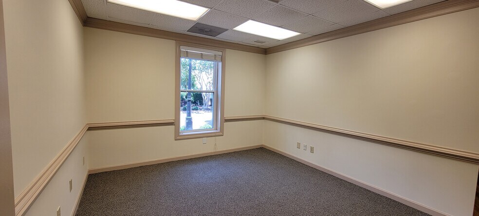 More Photos Of 7 W Queens Way, Hampton Medical For Sale