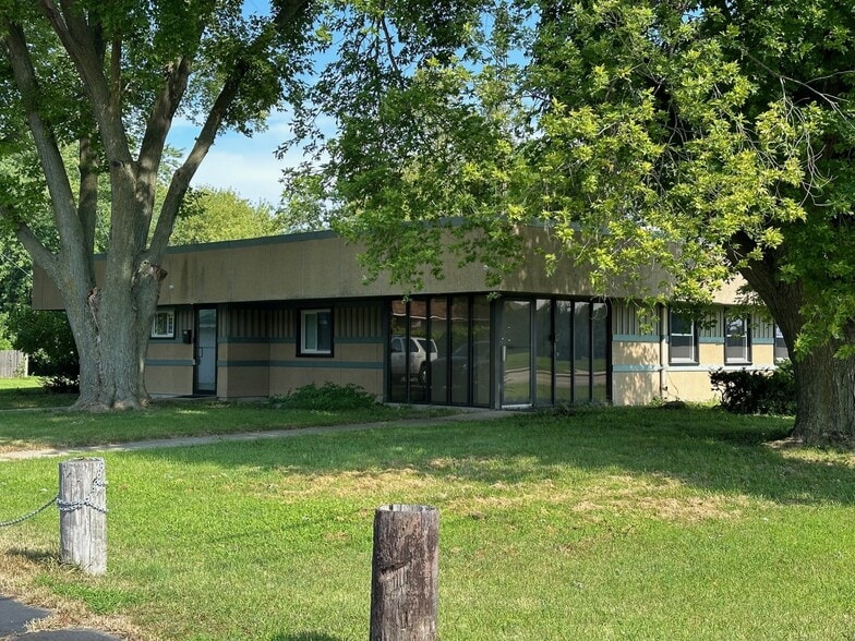 More Photos Of 711 N 1st St, Dekalb Office For Lease