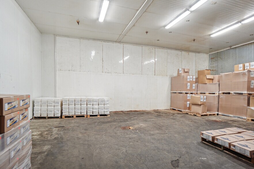 More Photos Of 9820 Boul Ray-Lawson, Montréal Warehouse For Sale