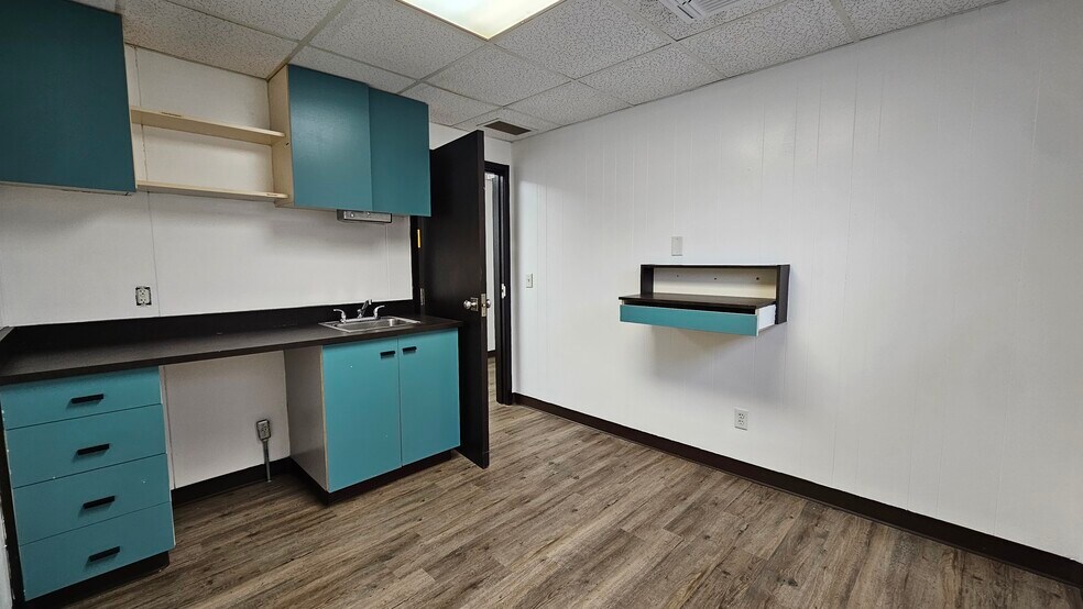 More Photos Of 700 S Main St, Grove Medical For Sale