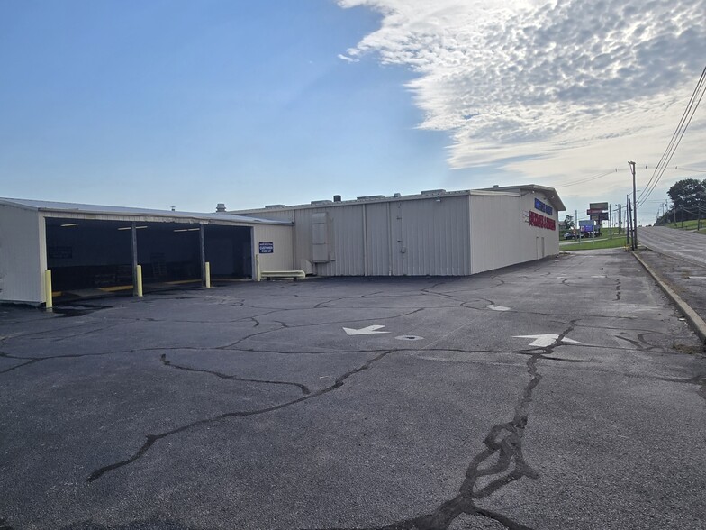 More Photos Of 2800 Lynch Rd, Evansville Showroom For Lease