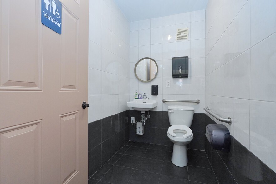 More Photos Of 1086 Forest Ave, Staten Island Medical For Lease