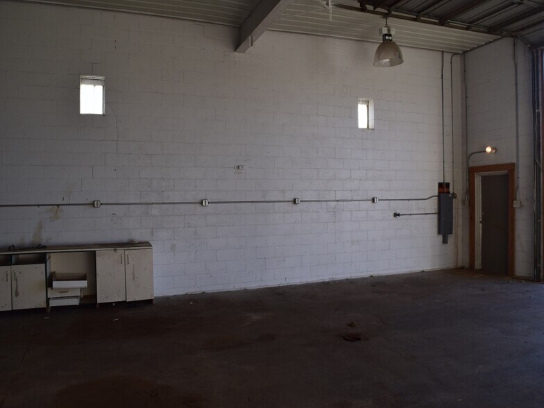 More Photos Of 600 S Camp Ave, Olney Warehouse For Sale
