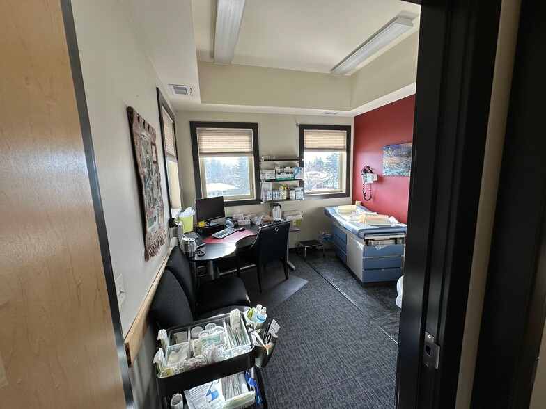 More Photos Of 4306 Richmond Rd SW, Calgary Medical For Sale