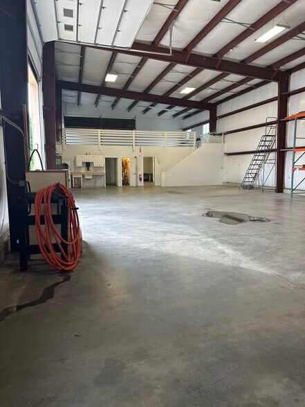 More Photos Of 61 Airport Dr, Rochester Service For Lease