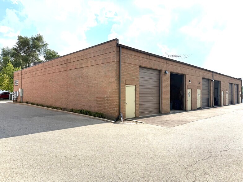 More Photos Of 880 W Lake St, Roselle Warehouse For Lease