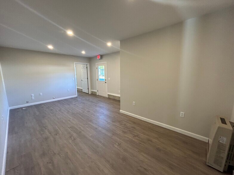 More Photos Of 6 Oxbow Pond Rd, Canterbury Flex For Lease