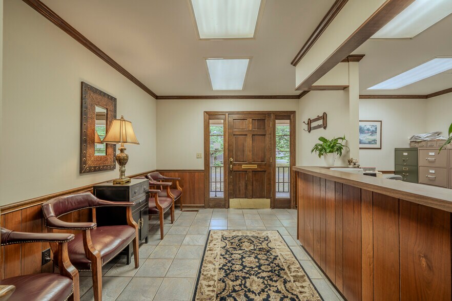 More Photos Of 40 W Main St, Savannah Office For Sale