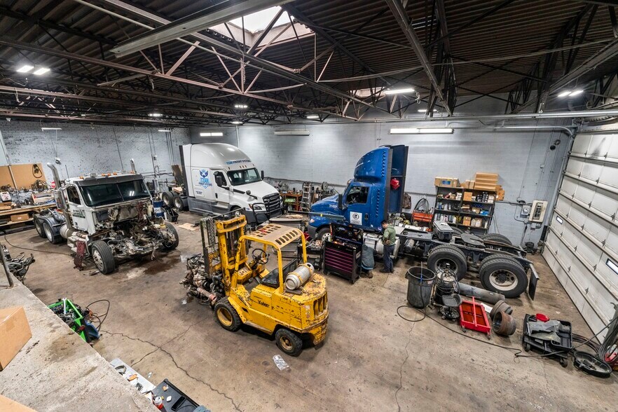 More Photos Of 5944 W 65th St, Chicago Service For Sale