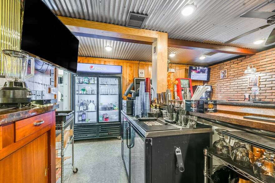 More Photos Of 617 S Washington St, New Paris Bar For Sale