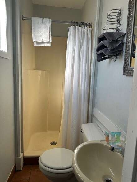 More Photos Of 302 N Main St, Melbourne Hotel For Sale