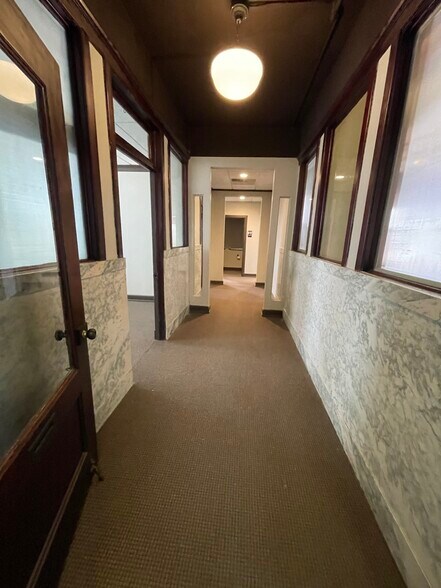 More Photos Of 103 E State St, Mason City Office For Lease