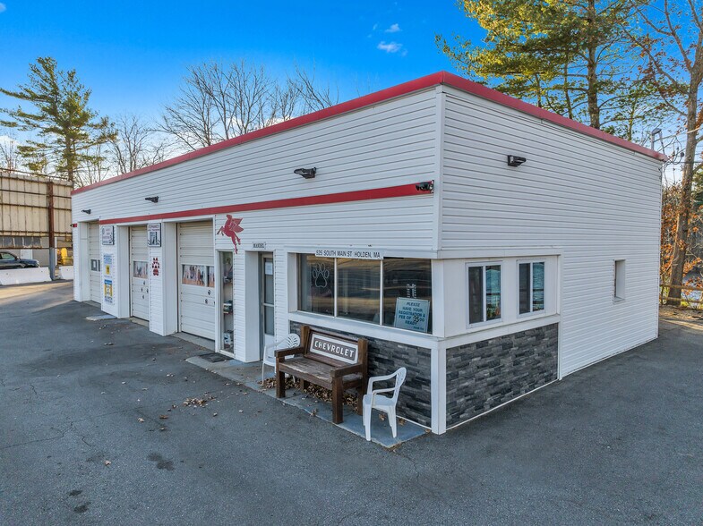 More Photos Of 525 Main St, Holden General Retail For Sale
