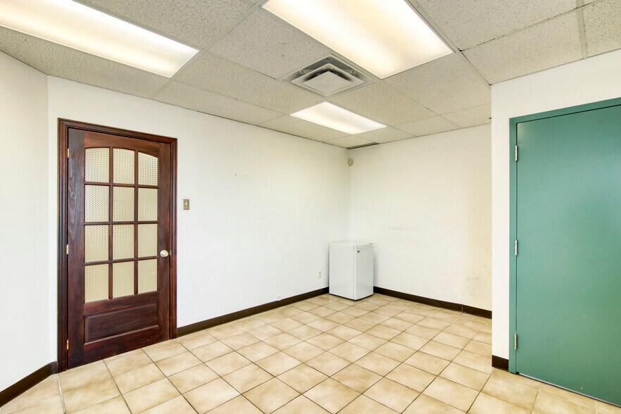 More Photos Of 5805-5879 Boul Henri-Bourassa E, Montréal Office For Lease