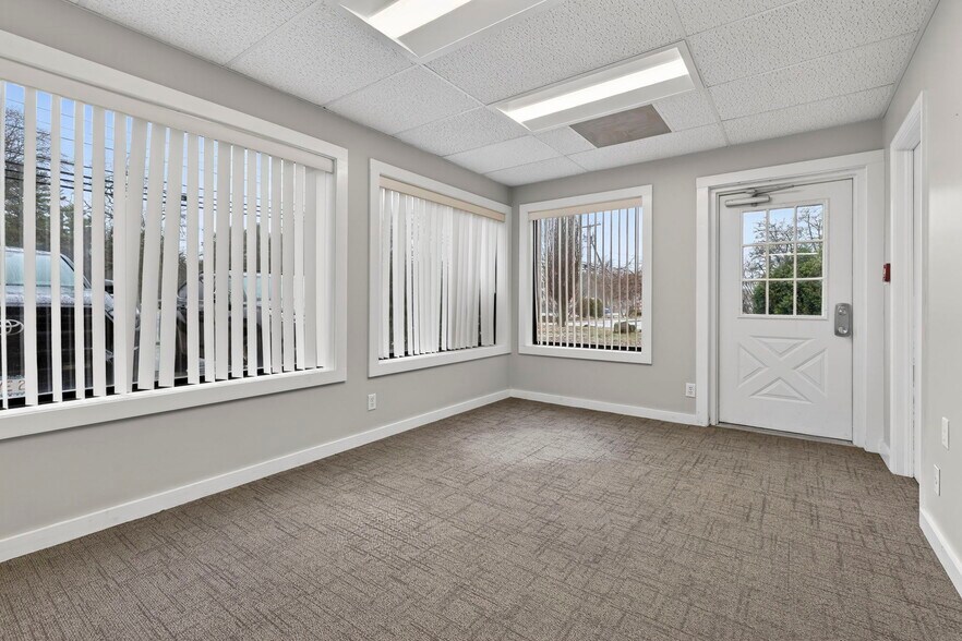 More Photos Of 113 Lafayette Rd, Hampton Falls Light Manufacturing For Lease