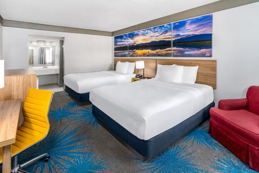 More Photos Of 903 Main St, Delta Hotel For Sale