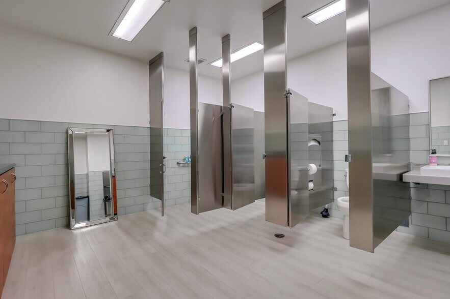 More Photos Of 5947-5951 Variel Ave, Woodland Hills Office For Sale