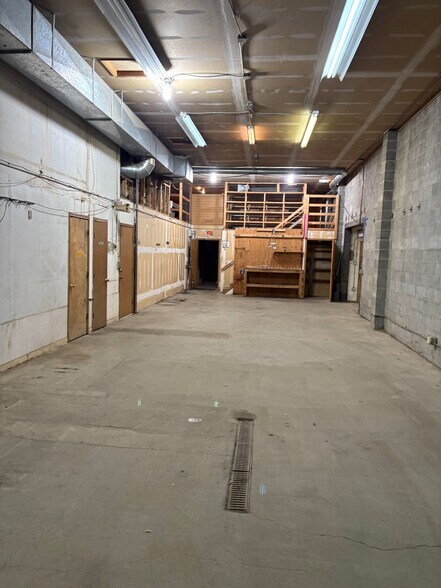More Photos Of 6636 Rosewood St, Anchorage Warehouse For Sale