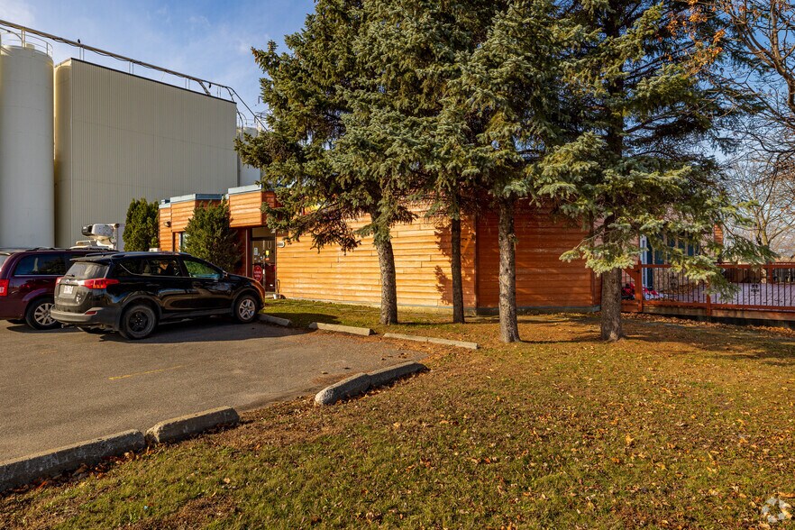 More Photos Of 7985 Av Marco-Polo, Montréal Light Distribution For Sale