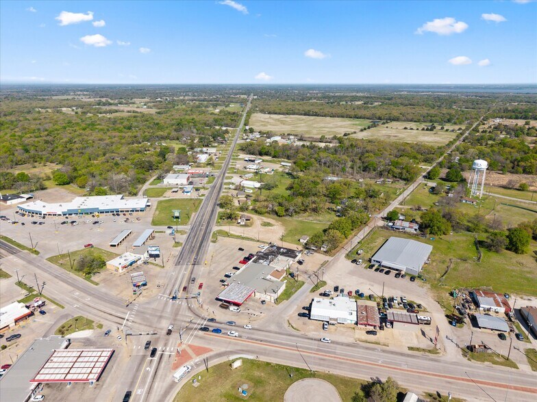 More Photos Of 101 N Seven Points Dr, Kemp Service Station For Sale