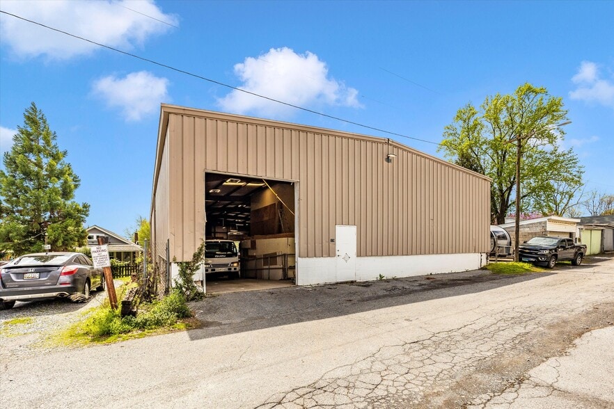 More Photos Of 329 E 2nd St, Frederick Warehouse For Lease