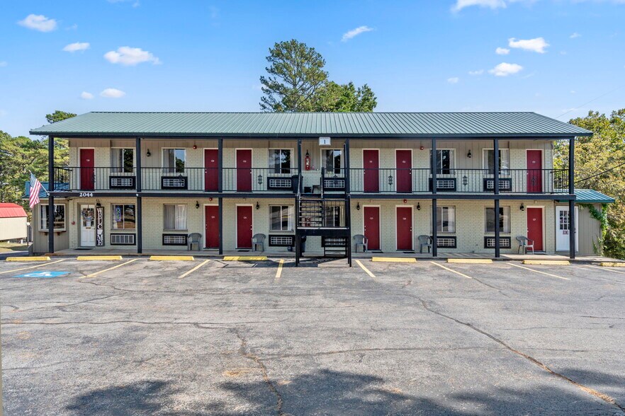 More Photos Of 2044 E Van Buren, Eureka Springs Hotel For Sale