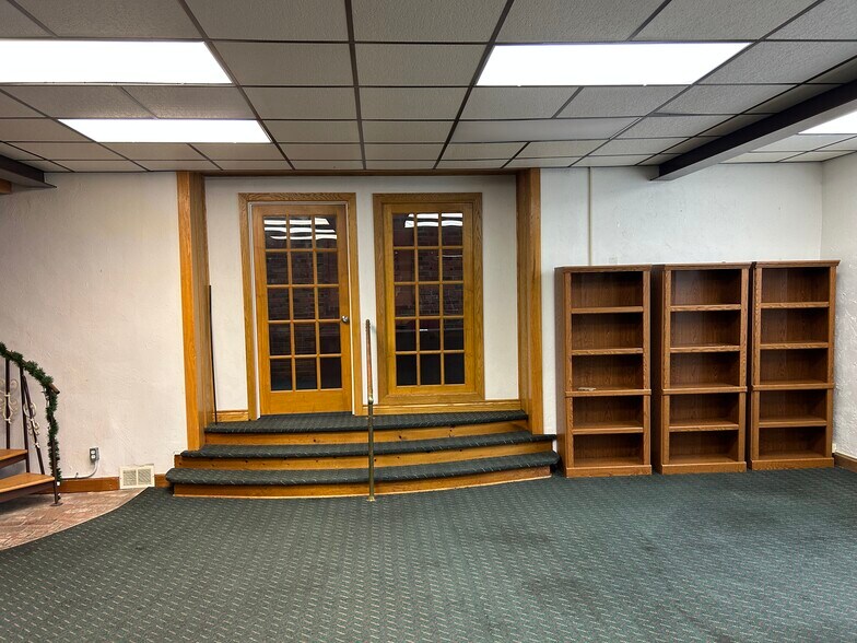 More Photos Of 418 3rd Ave, Ford City Light Distribution For Lease