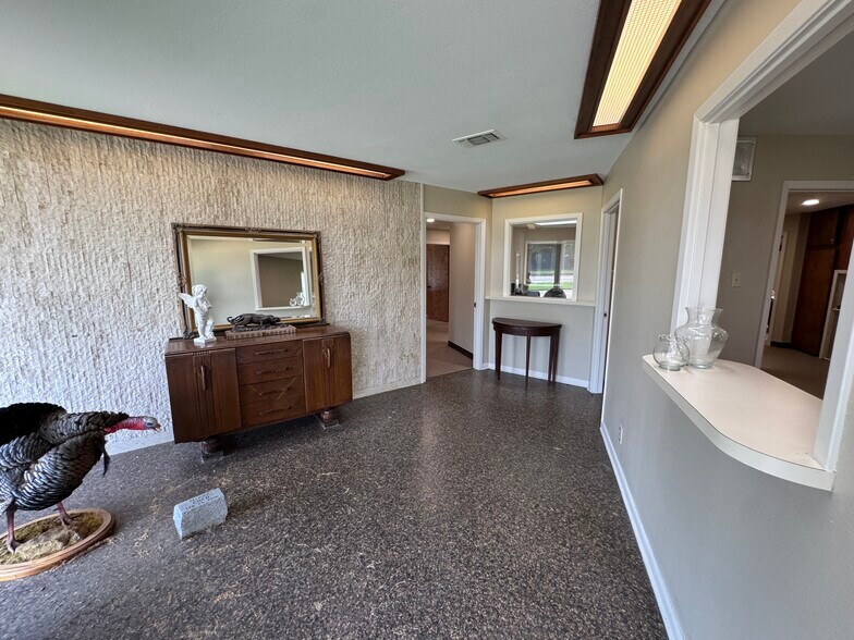 More Photos Of 1208 S Chestnut St, Lufkin Showroom For Sale
