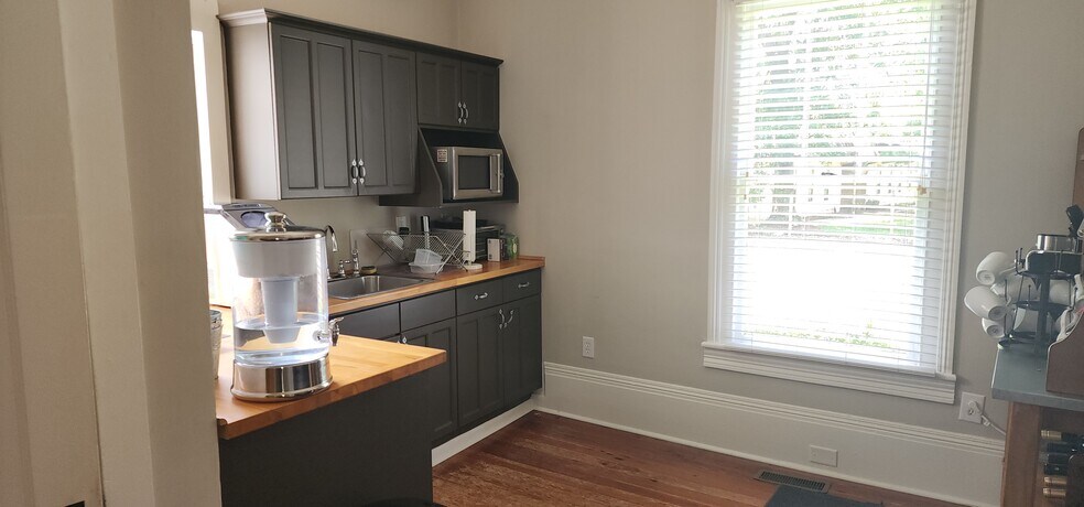 More Photos Of 205 Norcross St, Roswell Medical For Sale