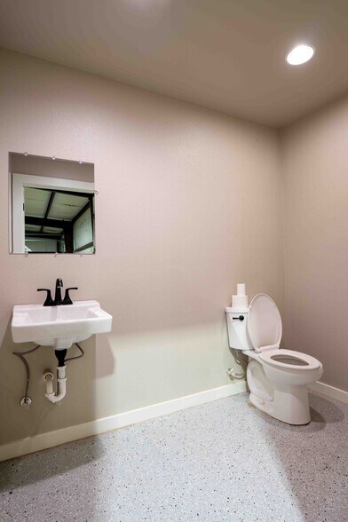 More Photos Of 220 Ken Dr, Sherman Warehouse For Lease