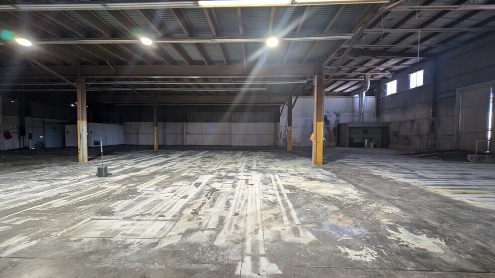 More Photos Of 900-912 E 1st St, Pomona Manufacturing For Lease