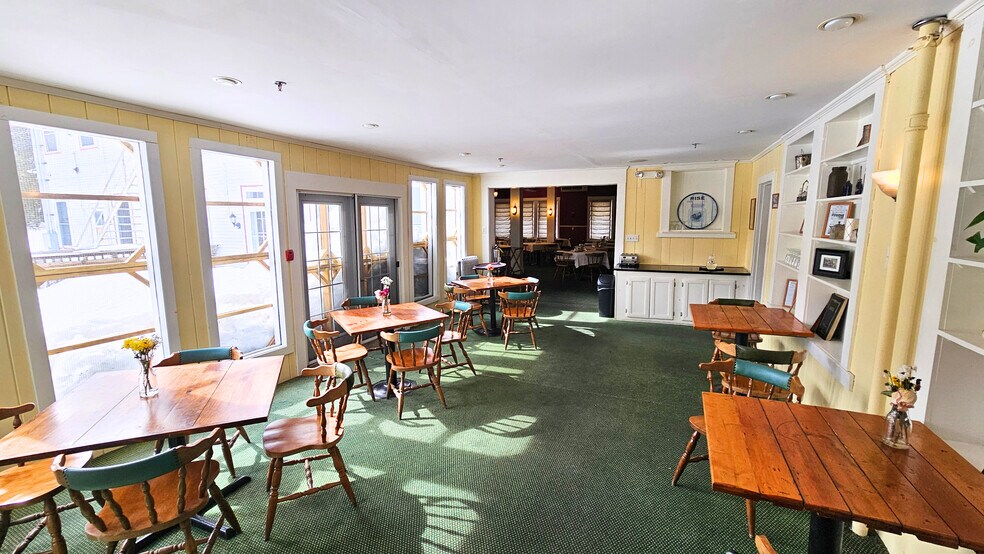 More Photos Of 40 Common St, Chester Hotel For Sale